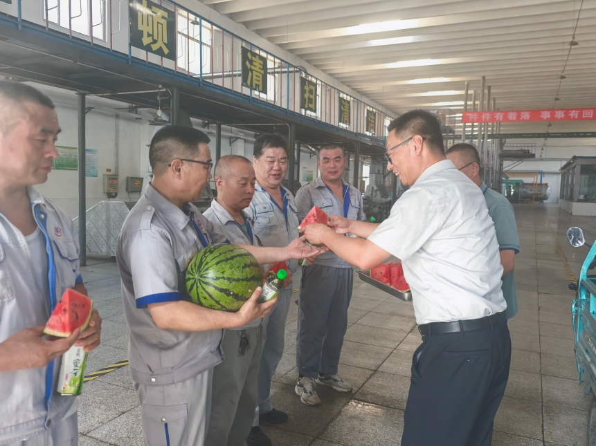 長壽花食品:炎炎夏日送清涼 情系一線暖人心