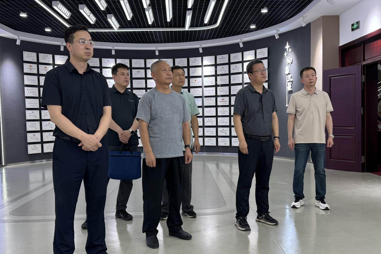 通遼市科爾沁區(qū)委副書記、政府區(qū)長金樹國來山東三星集團考察